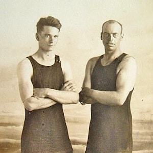 Carte postale photo réelle Deux jeunes hommes en maillot de bain vers 1910