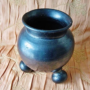RARE Ritual Cacalachtli &quot;Clay Jingle&quot; Pottery Tripod Vase, Aztec Mexican Barro Negro