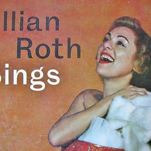 Puede incluir: Una portada de álbum de vinilo vintage con una mujer de pelo rubio sonriendo y vistiendo un suéter blanco. El título del álbum es "Lillian Roth Sings".