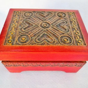 Portagioie/comò in legno rosso vintage realizzato a mano, realizzato in Polonia, coperchio a cerniera con legno scheggiato e intarsio in rame