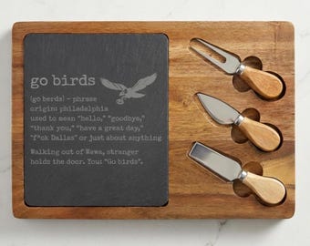 Graviertes Servierbrett für Philadelphia-Football-Fans – das perfekte Geschenk für ihn! „Go Birds“-Käse-Servierbrett aus Holz – ideal als Einzugsgeschenk für Philly-Fans.