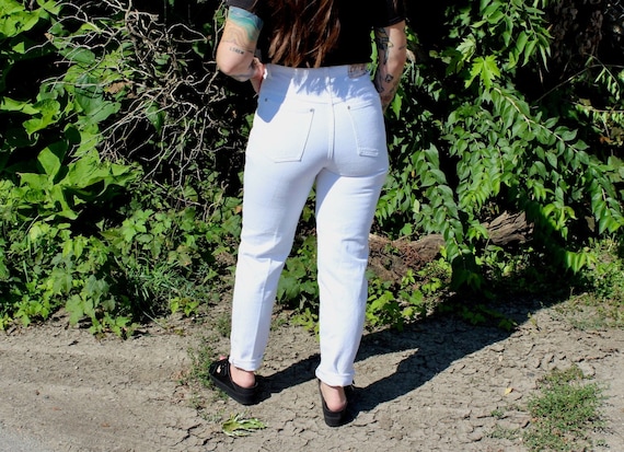 28x28 Vintage High Rise White Jeans | Vintage Den… - image 1