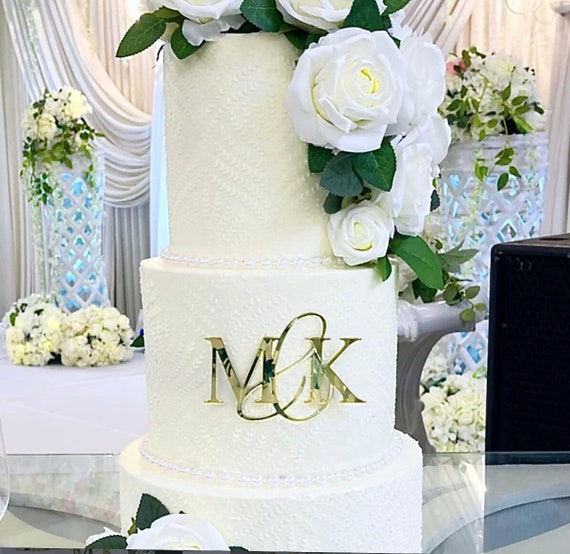 Wedding cakes with monogram letters | Beachweddingtips.com