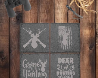Jachtthema Lasergegraveerde leistenen onderzetters - Set van 4 - Rustiek huisdecor - Hertenjacht - Man Cave Cadeau Idee