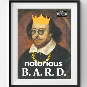 Puede incluir: Impresión enmarcada que presenta un retrato de William Shakespeare con gafas de sol, una corona dorada y una cadena de oro. El texto "notorious B.A.R.D." se muestra debajo del retrato, con una etiqueta "Parental Advisory".
