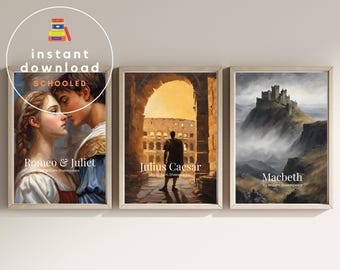 Peut inclure: Trois impressions encadrées de pièces de Shakespeare. La première impression présente une scène romantique de Roméo et Juliette. La deuxième impression montre une silhouette de Jules César debout dans un Colisée romain. La troisième impression représente une scène sombre et mélancolique de Macbeth avec un château en arrière-plan.