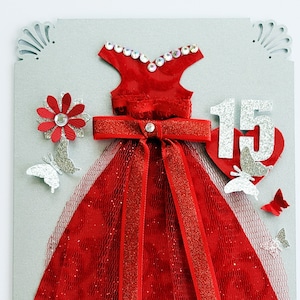Quinceaño Karte, süße 16 Karte, Rotes Kleid handgemacht auf Glitzerpapier mit Tüllband und Strass verziert.