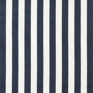 Op de afbeelding: Een stof met afwisselende witte en donkerblauwe strepen. De stof heeft een geweven textuur.