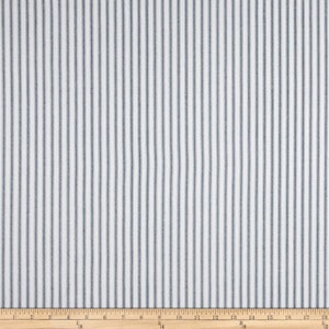 Op de afbeelding: Witte stof met verticale blauwe strepen. De strepen zijn gelijkmatig verdeeld en lopen over de lengte van de stof. Een houten liniaal staat onderaan de afbeelding en meet in inches.