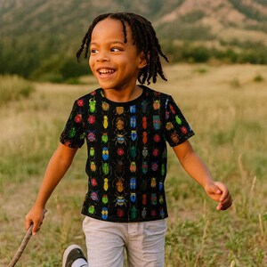 Camiseta infantil con estampado de escarabajos coloridos: temática divertida de insectos, mezcla de poliéster suave (unisex, lavable a máquina) imagen 6