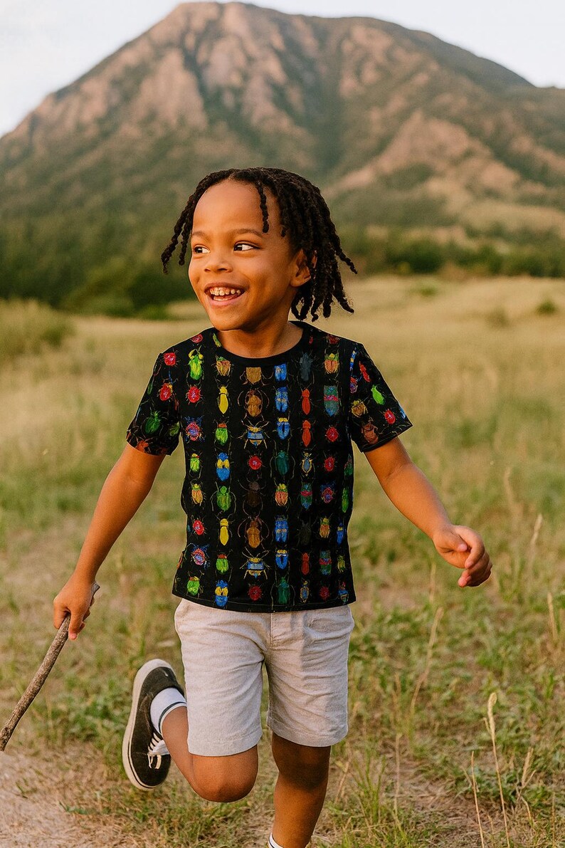 Camiseta infantil con estampado de escarabajos coloridos: temática divertida de insectos, mezcla de poliéster suave (unisex, lavable a máquina) imagen 6