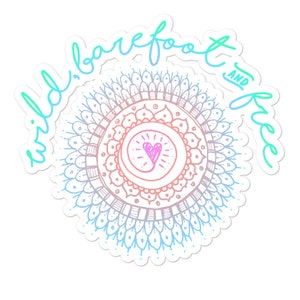 Naklejki Peace love mandala bez pęcherzyków powietrza, naklejka wild barefoot and free, słodka naklejka mandala, naklejka rysowana ręcznie, naklejka hipisowska na laptopa