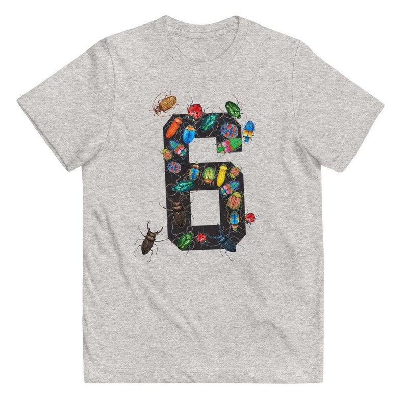 K&ouml;nnte beinhalten: Ein graues T-Shirt mit einer schwarzen Zahl Sechs. Die Zahl besteht aus bunten K&auml;fern und Insekten.