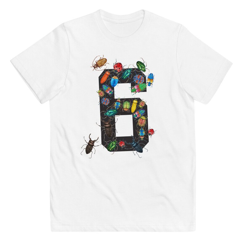 K&ouml;nnte beinhalten: Ein wei&szlig;es T-Shirt mit einer schwarzen Zahl sechs, die auf der Vorderseite aufgedruckt ist. Die Zahl sechs ist von bunten K&auml;fern und Insekten umgeben.
