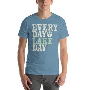 Cada día es una camiseta estampada del día del lago - Camisas gráficas de manga corta unisex - Camisetas vintage de vacaciones en el lago en familia - Regalo del día del padre/madre