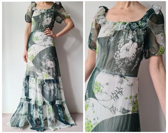 Vintage Maxikleid mit Blumenmuster in den 70er Jahren