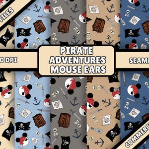 Op de afbeelding: Een verzameling naadloze patronen met een piratenthema. De patronen bevatten piratenvlaggen, schatkisten, zwaarden, ankers en muisoren. De tekst op de afbeelding luidt "PIRATE ADVENTURES MOUSE EARS" en "COMMERCIAL USE".