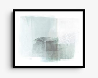 Op de afbeelding: Een ingelijste kunstdruk met abstracte lagen van aquarelachtige wassingen in lichtblauw, grijs en wit. De compositie bevat een centrale, donkerdere rechthoekige vorm met verticale lijnen tegen zachte, doorschijnende kleurvlakken.