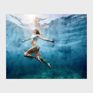 Frau unter Wasser schwimmen, aufsteigend zur Oberfläche, blau Aquarell Malerei Druck - Papier oder Leinwand - gerahmt oder ungerahmt