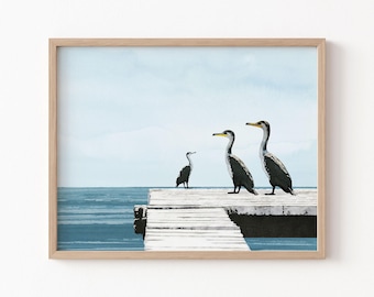 Impresión de cormoranes en un muelle - Arte mural costero azul y gris - Ilustración de aves náuticas en acuarela