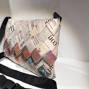 Borsa tracolla con giornali di riciclo