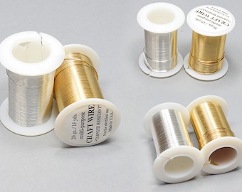 Könnte beinhalten: Vier Spulen mit 20 Gauge Bastel-Draht, zwei gold und zwei silber, jede mit 13,7 Metern Draht. Die Spulen sind mit "CRAFT WIRE" und "TARNISH RESISTANT" beschriftet.