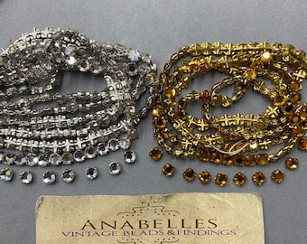 Puede incluir: Una tarjeta de visita para Anabelles Vintage Beads & Findings, una tienda ubicada en 305 E. 9th St. Suite #134, Los Ángeles, CA 90015. La tarjeta incluye el número de teléfono, el sitio web y el horario de atención de la tienda. La tarjeta también incluye los tipos de cuentas y hallazgos que la tienda vende, incluyendo joyas, camafeos, filigranas y hallazgos.