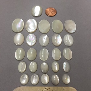 Vintage Cabochons. NOS. MOP. Cabochons. Sold by lots of 6 pieces.