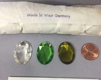 Vintage cabochons. NOS. 25 x 18 mm. Verkocht per kavel van 4 stuks.