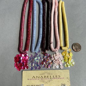 Pailletten. NOS. 6 mm. Mooie pailletten in cupstijl. Verkocht per streng van 1000 stuks.