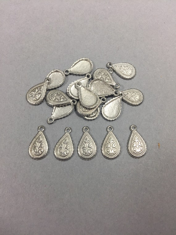 Vintage Charms. NOS. 18x11mm. Metal findings. Sold by lots of 25 pieces