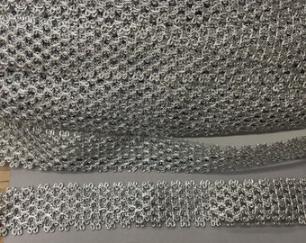 Può includere: Finitura a catena in metallo argentato con un design delicato e intricato. La finitura è larga circa 1,25 cm ed è perfetta per aggiungere un tocco di eleganza a qualsiasi progetto.