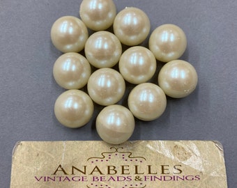 Perlas japonesas. NÚM. Perlas redondas medio perforadas de 16 mm. Vendido por lotes de 12 piezas.