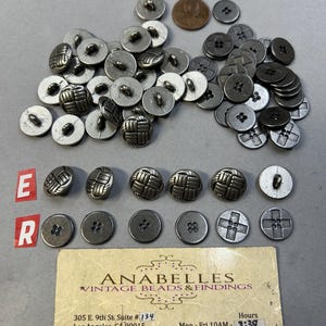 Vintage buttons. NOS. Sold by lots of 25 pieces.