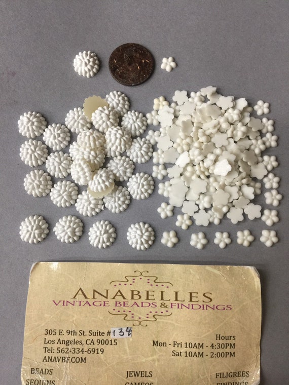 ヴィンテージホワイトフラワーカボション、ジュエリー製作用品（48個
