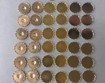 以下が含まれることがあります： 波打った縁のある金色の丸い金属製の装飾品が36個あります。装飾品は6行6列に配置されています。装飾品は日本の1円玉と同じくらいの大きさです。