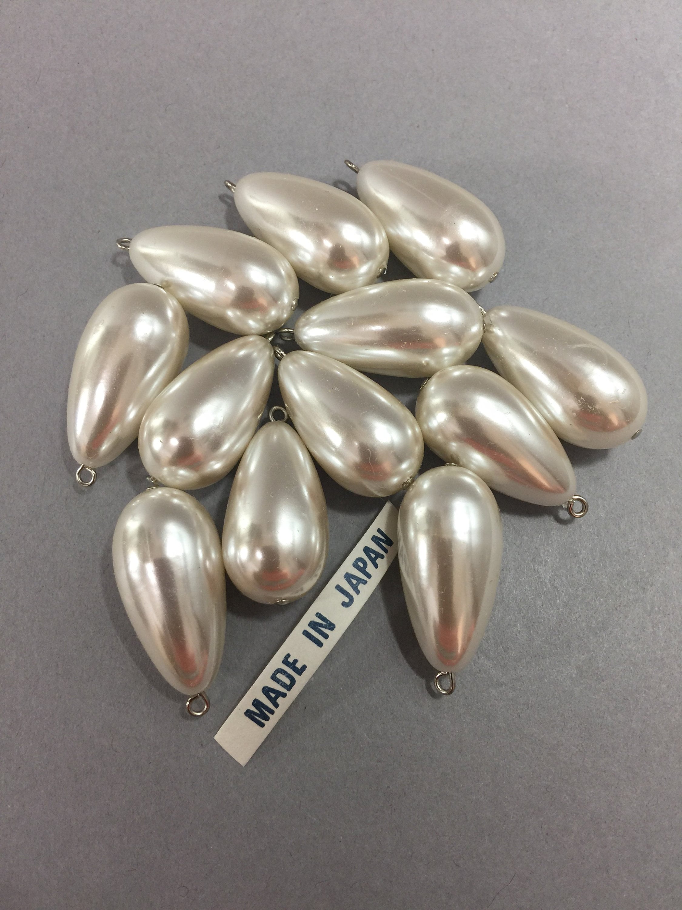 200pcs Sewing Pearl Beads ， Sew on Pearls for Clothes, Crafts Pearls with  Silver Claw, Half Round Sew on Beads White Pearls(Silver Claw, 8mm 200pcs)