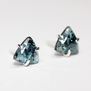 Blauwgroen moskyaniet klauwset zilveren studs