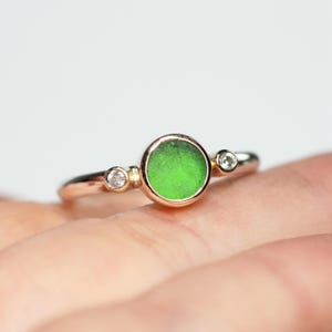 Seeglas Verlobungsring. Ring aus Sterling Silber und 9 Karat Gelbgold Seeglas und Edelstein.