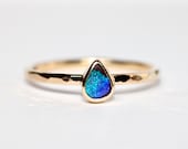 9ct gold Australian opal ring. Yellow gold opal ring.