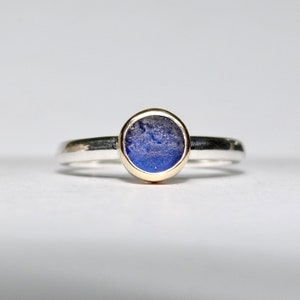 Seeglas Verlobungsring. Ring aus Sterling Silber und 9 Karat Gelbgold, Marineblau Seeglas und Edelstein.