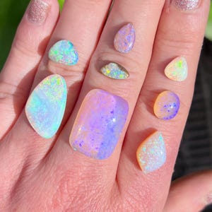 Australisk kristall-/pipopalring. Specialtillverkad opalring. Lila australisk opal