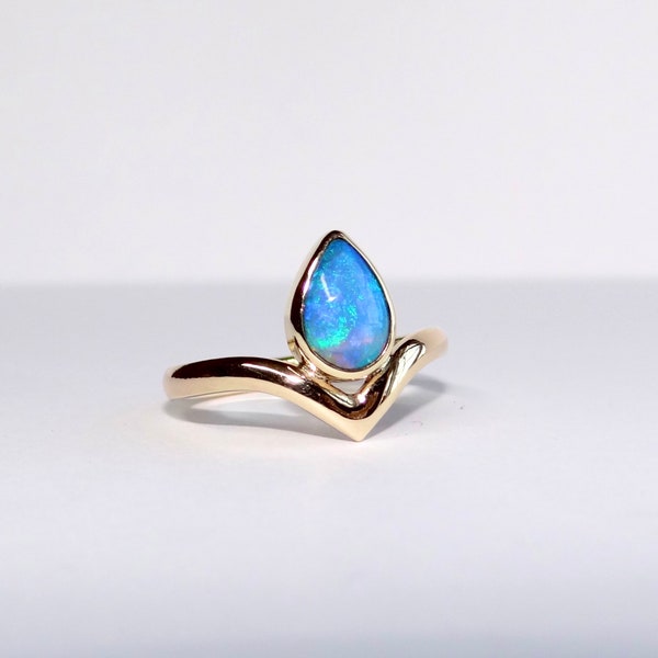 Gold Australian opal ring. Solid 9ct Yellow gold Australian Pipe opal ring