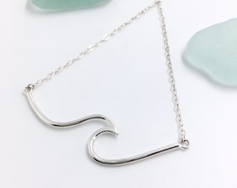 Collar de plata de ley con forma de ola. Estilo surfero. Joyería de surf.