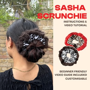 Könnte beinhalten: Ein Haargummi mit einer dunkelbraunen, flauschigen Außenschicht und einem schwarz-weiß gestreiften Zebra-Innenstoff. Der Text SASHA SCRUNCHIE INSTRUCTIONS & VIDEO TUTORIAL sowie BEGINNER FRIENDLY VIDEO GUIDE INCLUDED CUSTOMISABLE ist abgebildet.