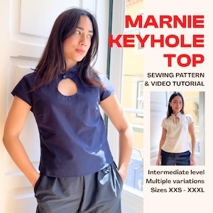 Op de afbeelding: Een marineblauwe keyhole top met korte mouwen. De top heeft een keyhole detail bij de halslijn. Tekst op de afbeelding luidt "MARNIE KEYHOLE TOP, SEWING PATTERN & VIDEO TUTORIAL, Intermediate level, Multiple variations, Sizes XXS - XXXL."