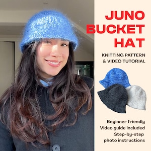 Könnte beinhalten: Ein flauschiger, gestrickter blauer Fischerhut mit abgerundeter Krone und kurzer Krempe. Der Text lautet JUNO BUCKET HAT KNITTING PATTERN & VIDEO TUTORIAL. Weitere Hüte in Blau, Dunkelgrau und Hellgrau sind mit Hinweisen zur Anleitung abgebildet.