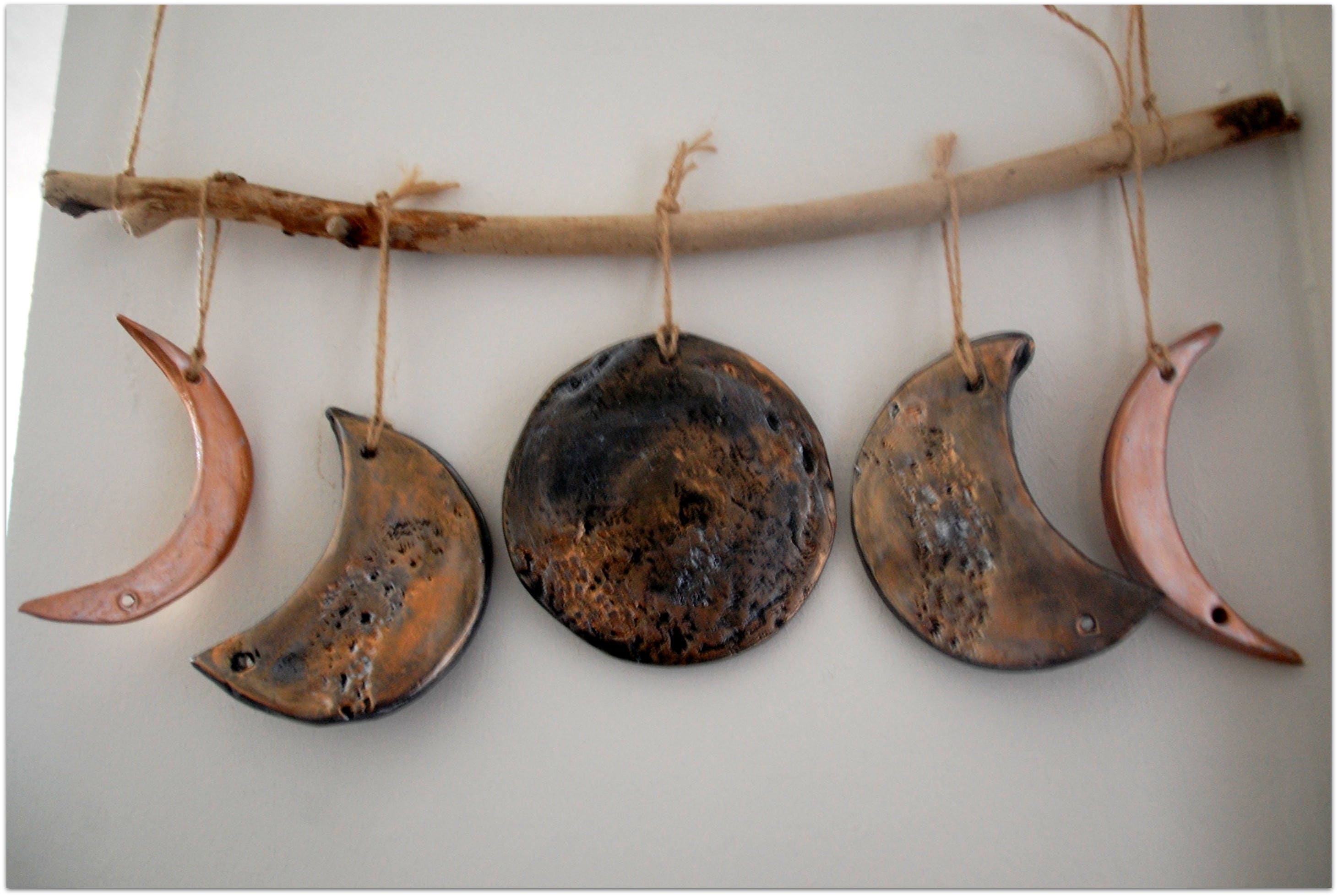 Suspension Cycle Lunaire sur Bois Flotté