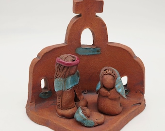 手作りの南西部風キリスト降誕シーンの十字架とアーチ（オールドタウン・アルバカーキ）