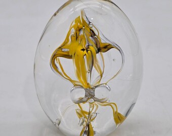 Pisapapeles de cristal hecho a mano de Kris Pfeiffer, diseño abstracto amarillo, fabricado en Holanda.